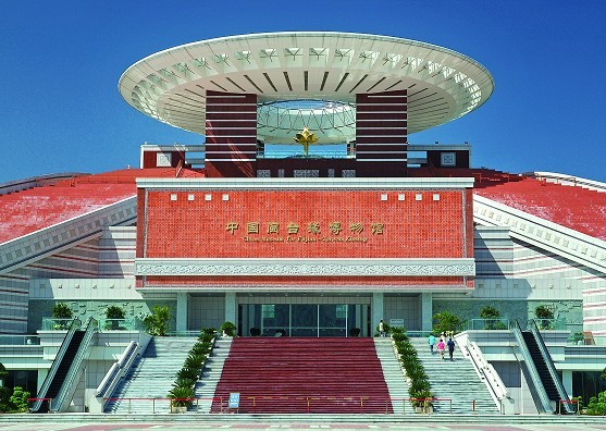 九龙柱与倒影池：广场中央的倒影池将建筑和柱子倒映在水中，水由中心向外流动