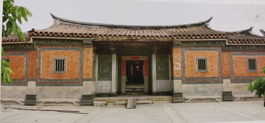 杨阿苗故居正立面：红砖白石辉绿岩三色相间的闽南大厝
