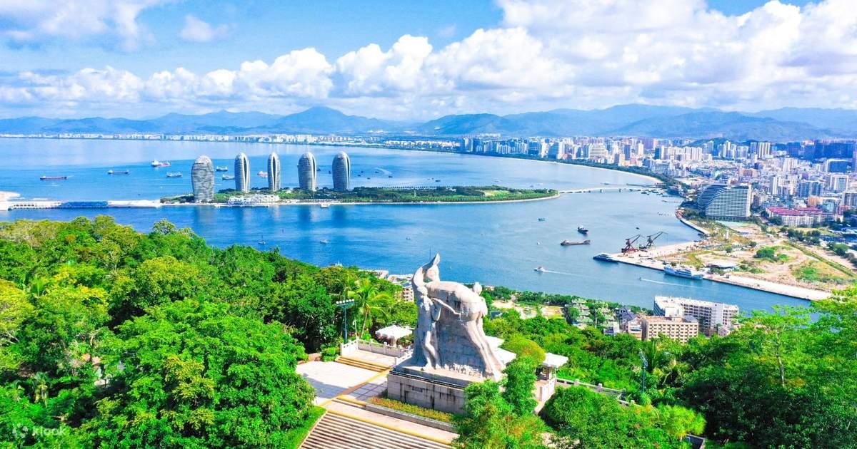 鹿回头山顶俯瞰三亚城市全景，海岸线、高楼和远处山峦尽收眼底