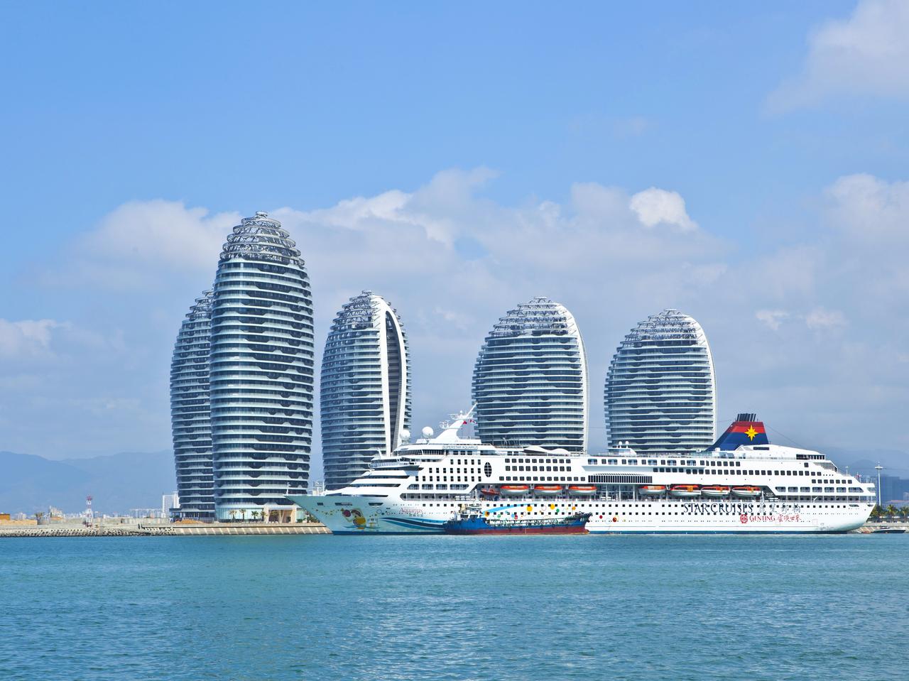 凤凰岛上的邮轮码头和五栋卵形建筑，人工岛的轮廓在海面上清晰可辨