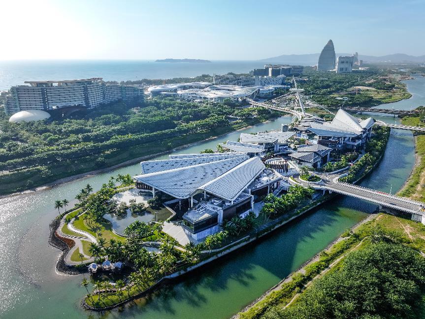 三亚海棠湾全景俯瞰，海岸线上高端酒店群与免税城并排分布，海岸线长约 22 公里