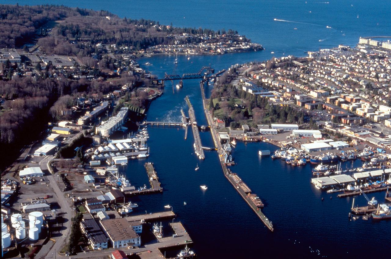 Ballard Locks 航拍：大闸、小闸、溢流坝并列