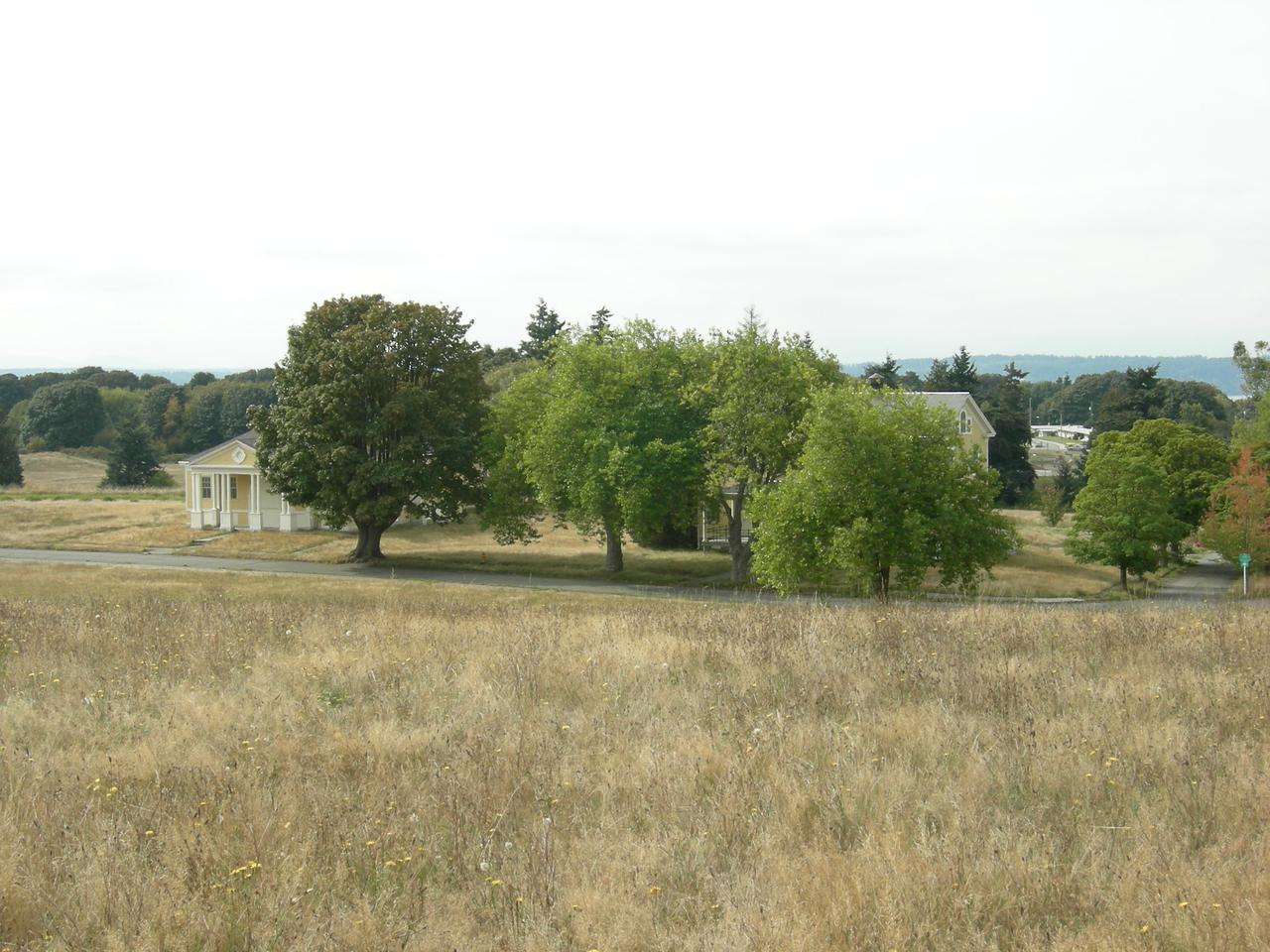 从 Henry M. Jackson Viewpoint 看 Fort Lawton 600 区废弃军用建筑