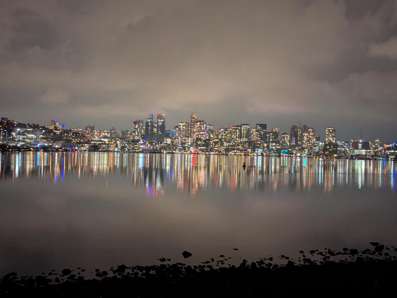 从 Gas Works Park 湖岸看对岸 Lake Union 南端的市中心天际线