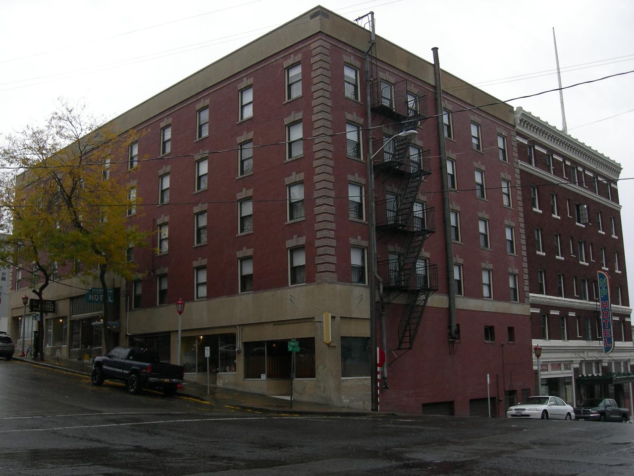 Panama Hotel 与隔壁 NP Hotel 在 6th Avenue S × S Main 街角的红砖立面