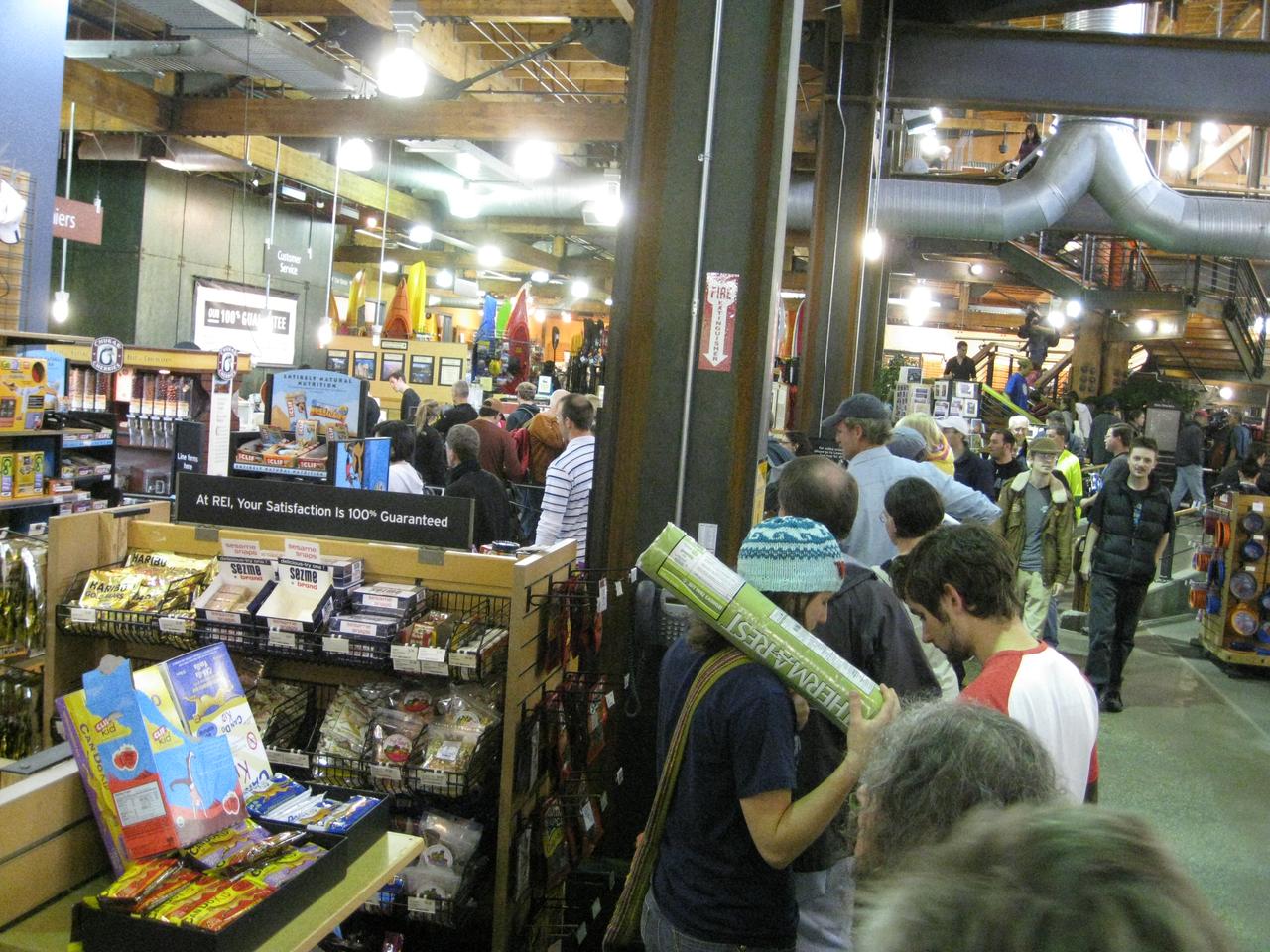REI 旗舰店内部 Memorial Day 周末会员折扣排队场景