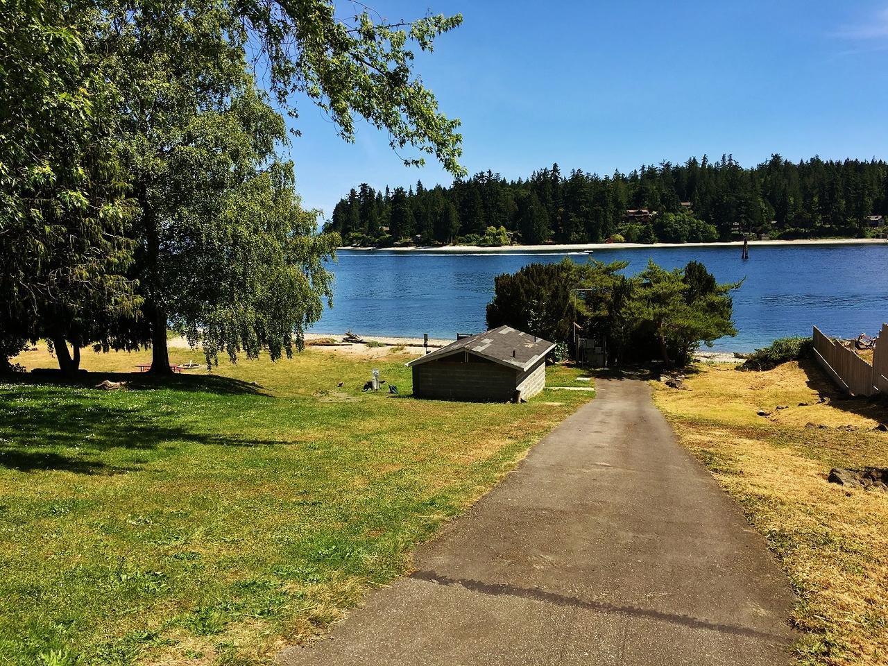 Old Man House Park 临海一英亩，Agate Passage 与 Bainbridge Island 在远处