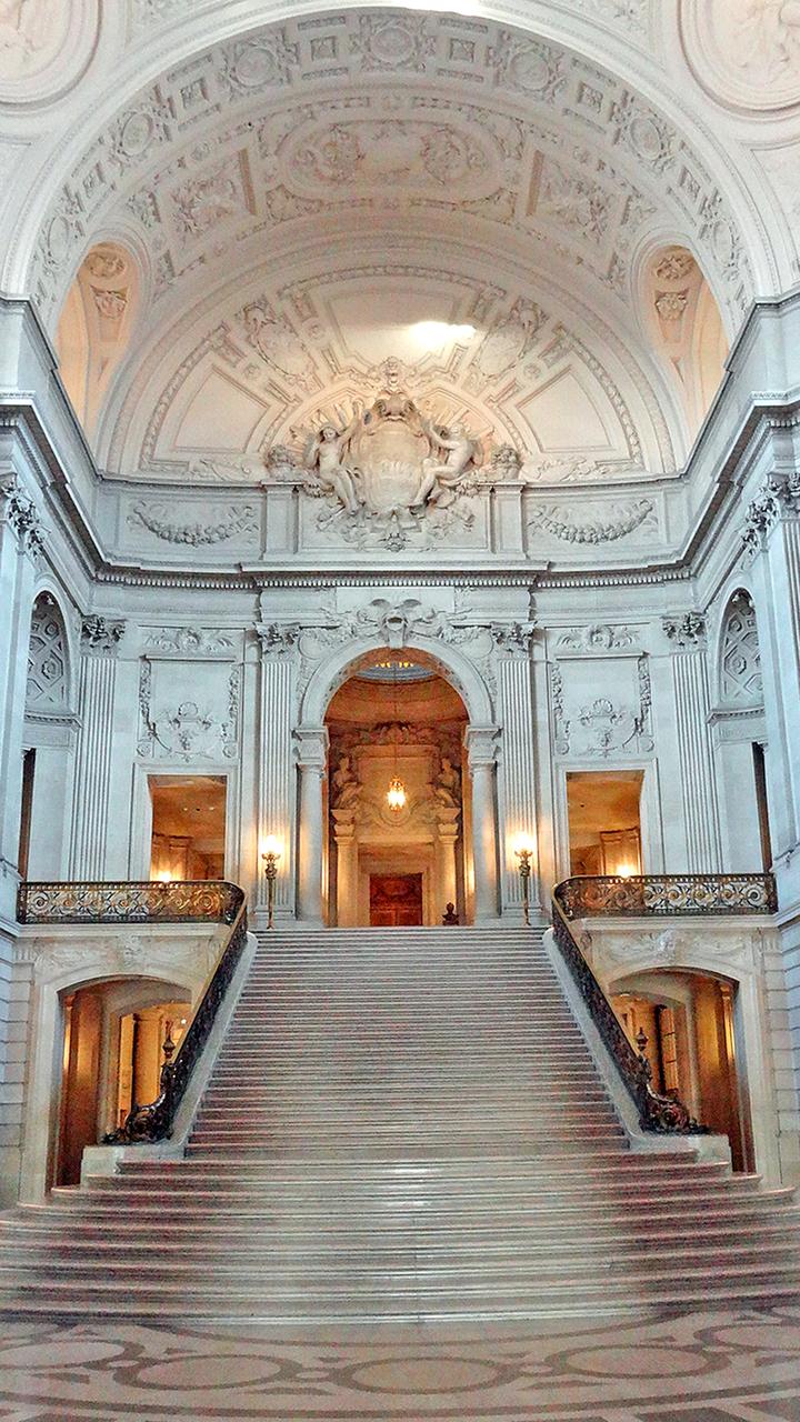 市政厅 rotunda 内部穹顶