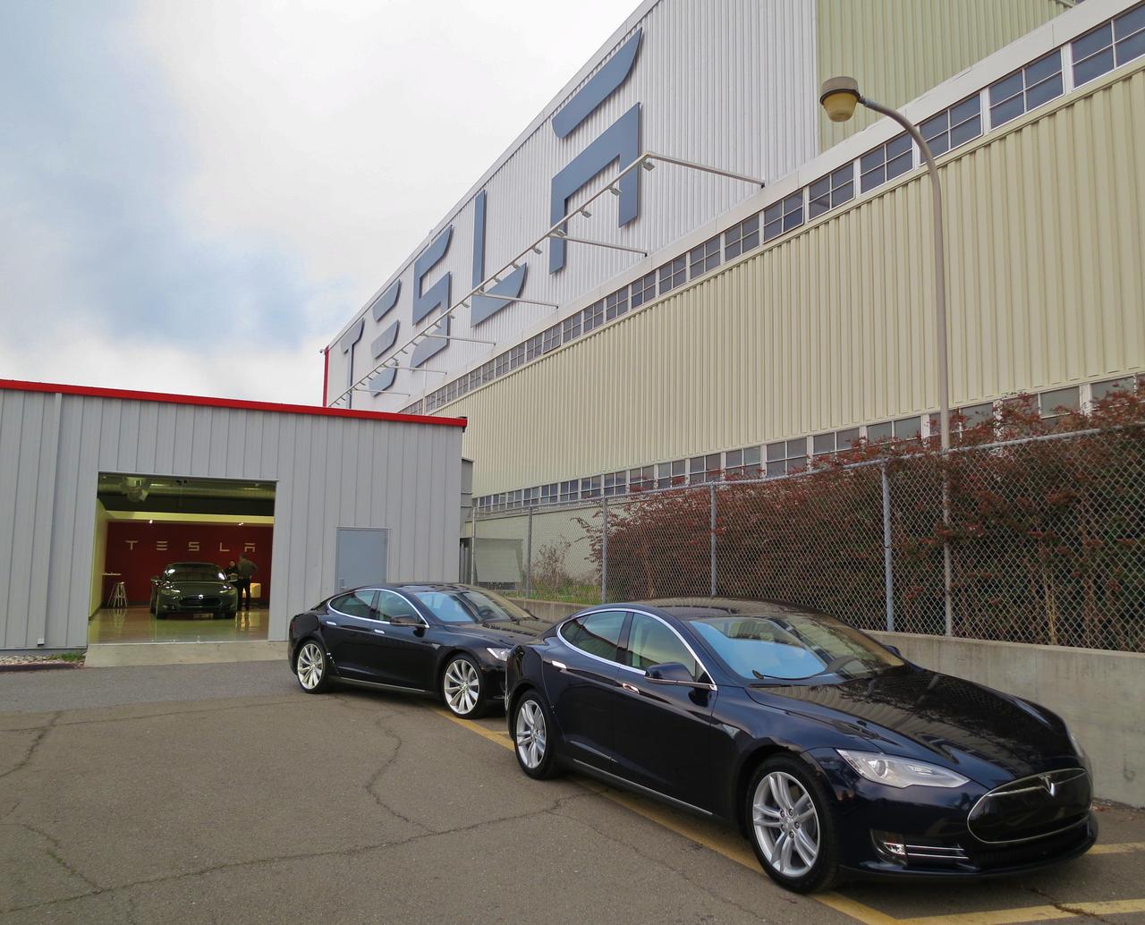 Fremont 工厂前停放的新 Tesla 汽车