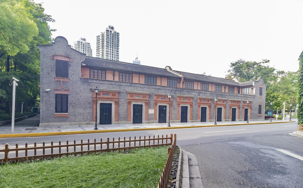 二大会址建筑外观，灰色清水砖墙石库门里弄住宅