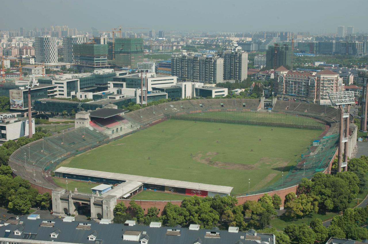江湾体育场正门外景，拱券门洞和中式屋顶融为一体的建筑风格