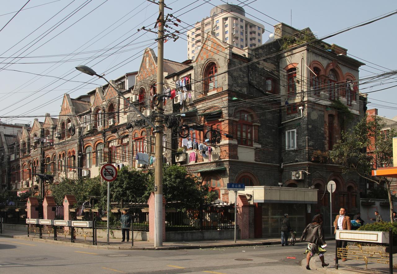 舟山路联排住宅街区，密集的老建筑保留了难民居住时期的街道肌理