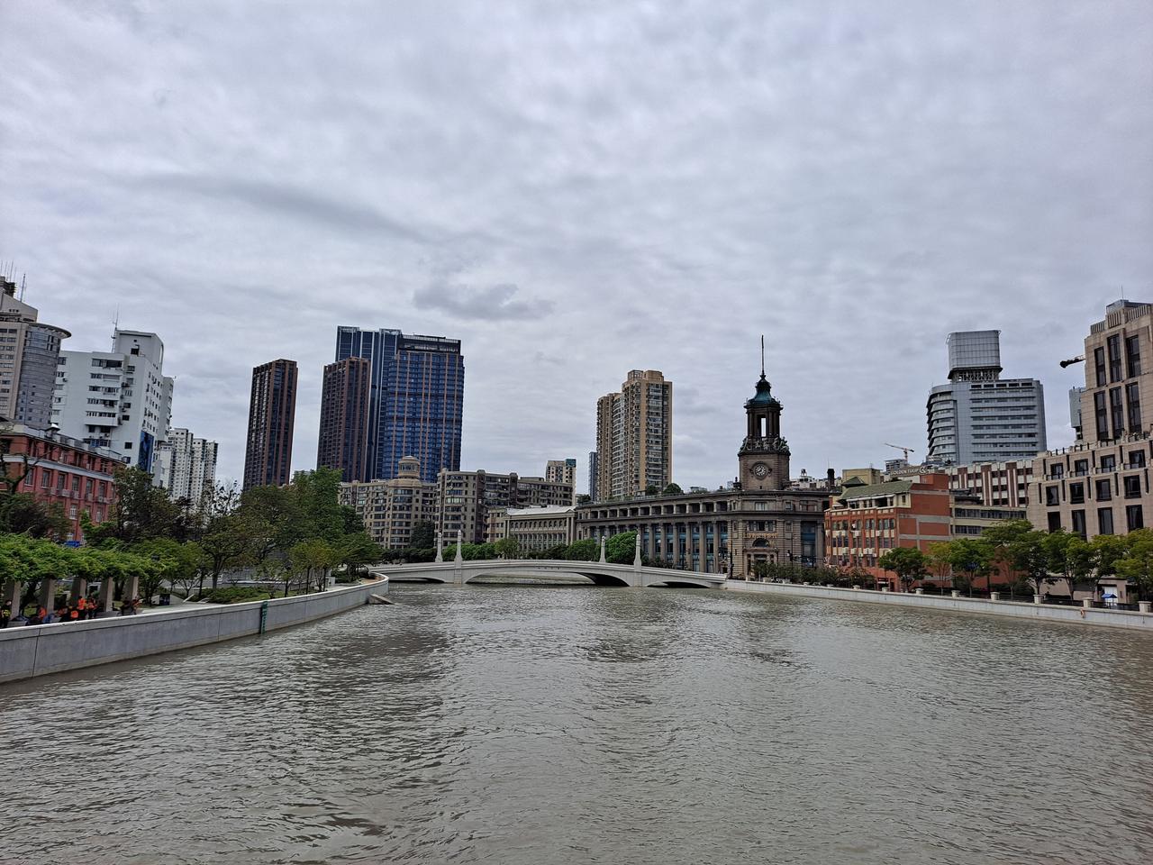 苏州河视角的邮政总局大楼，前景是四川路桥
