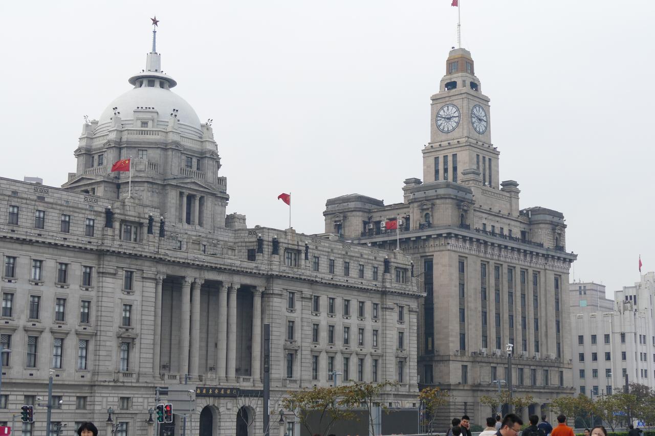 汇丰银行大楼和海关大楼的相邻立面
