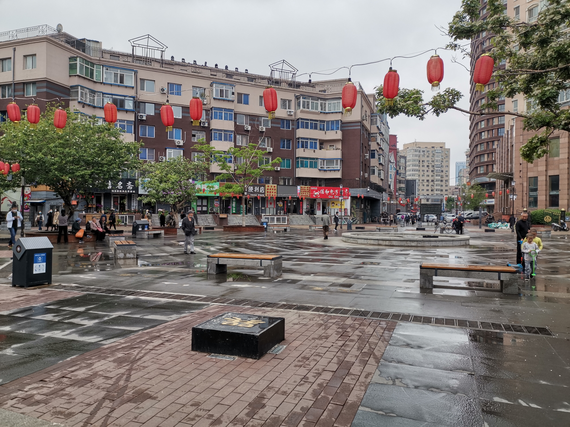 八卦街街口的仿古牌坊与周边城市界面
