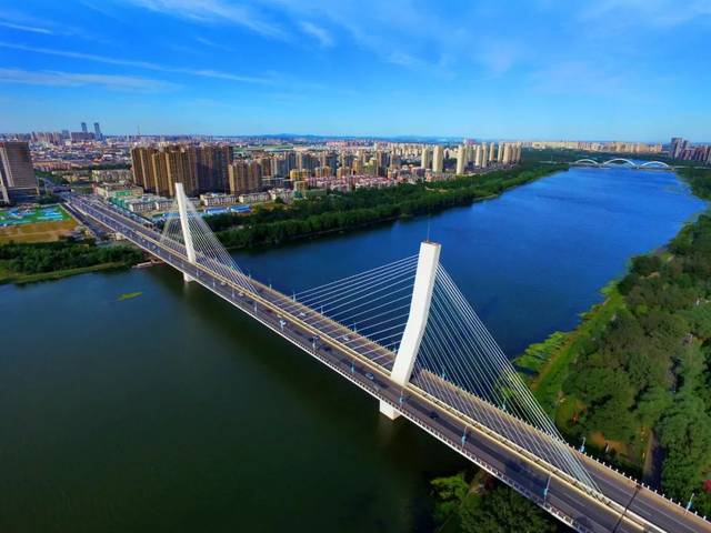 浑河城市段鸟瞰，桥梁与两岸城市界面清晰可见