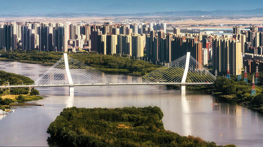浑河上的富民桥，斜拉桥结构连接南北两岸