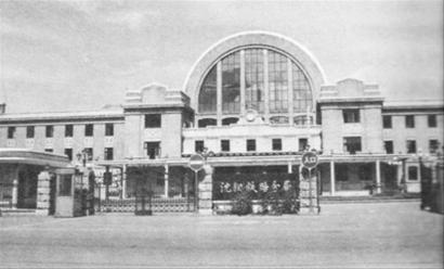 辽宁总站建成初期历史照片，绿色拱顶和站前广场