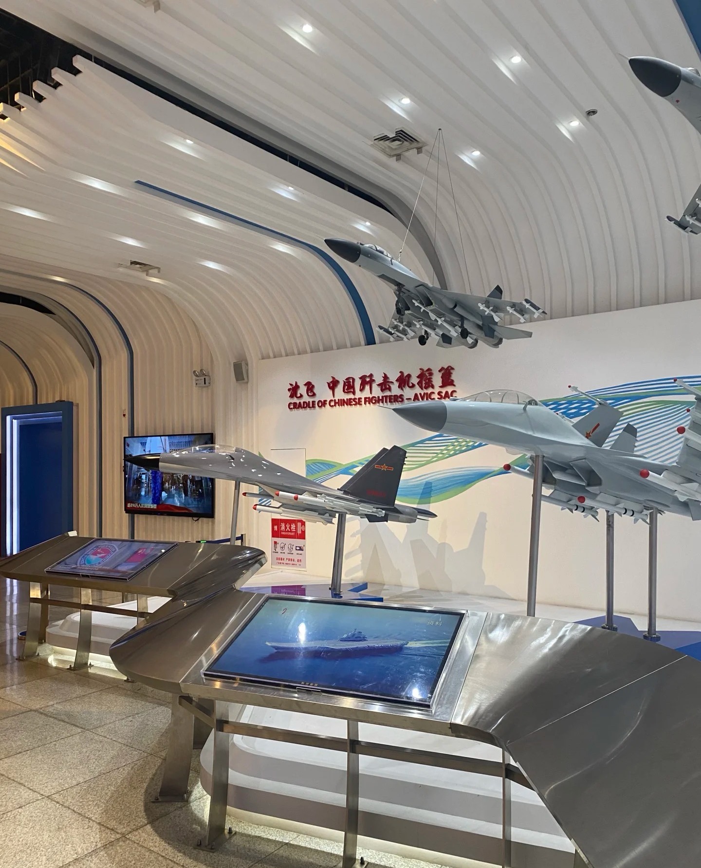 歼-5、歼-6、歼-8、歼-11等历代机型模型展示