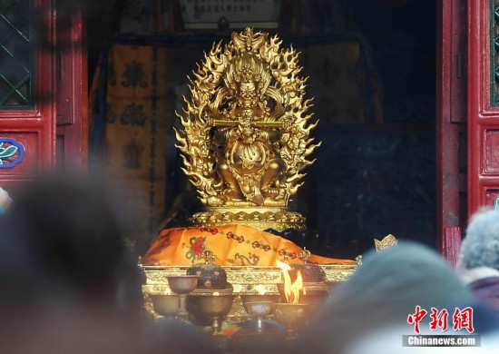 实胜寺大殿与藏式经幡，体现汉藏融合的建筑语言