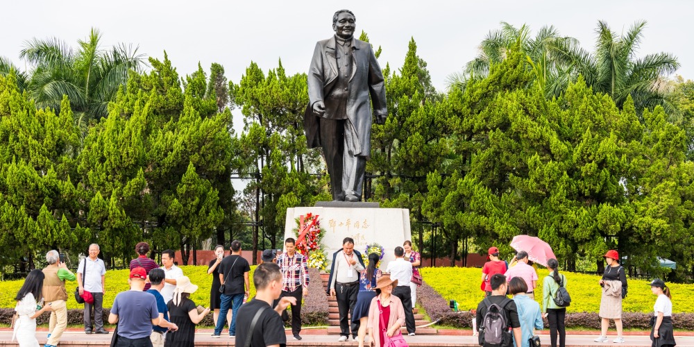 莲花山顶广场上瞻仰邓小平铜像的市民