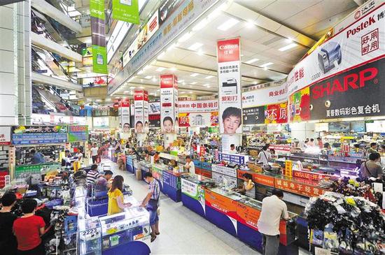 华强北电子市场内部场景，柜台前顾客正在选购元器件