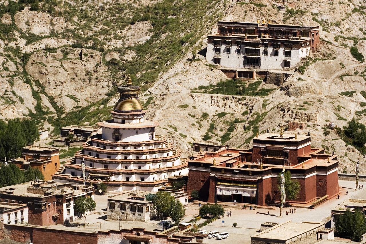白居寺菩提塔（十万佛塔）外观，塔高约 42 米，九层 77 间佛殿，塔寺合一