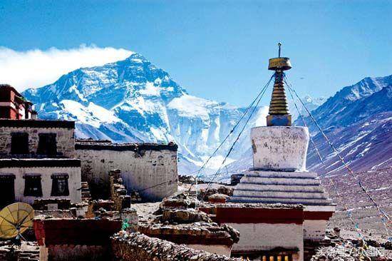 绒布寺白塔与珠穆朗玛峰全景，白塔和经幡以珠峰为背景