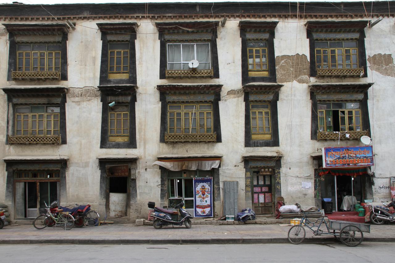 日喀则新城区街道景观，远处可见现代化建筑与城市天际线