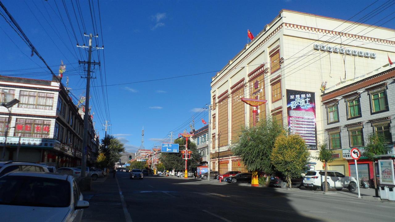 青岛路与珠峰路交叉口，新旧城区的建筑界面在此直接相邻