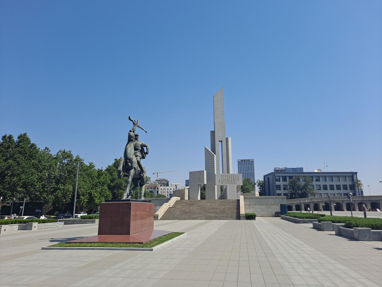 解放纪念碑主碑和解放者雕像