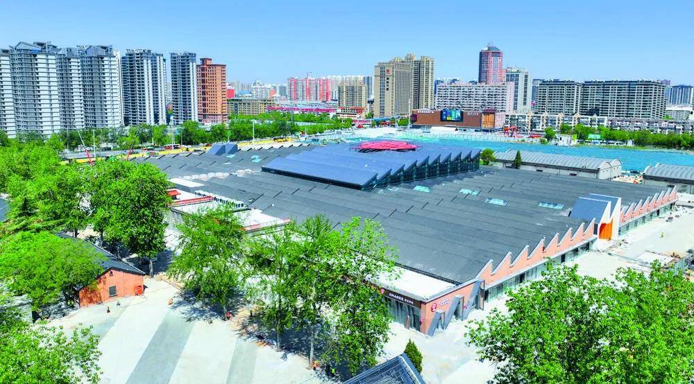 和平路棉纺厂旧厂房与新住宅楼并立的城市界面