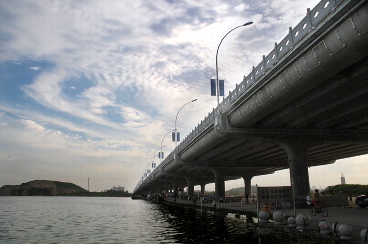 子龙大桥桥面与滹沱河河滩