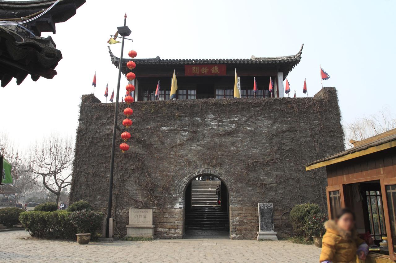 铁铃关紧邻运河而建，射击孔正对河面，与枫桥共同构成闸关一体格局