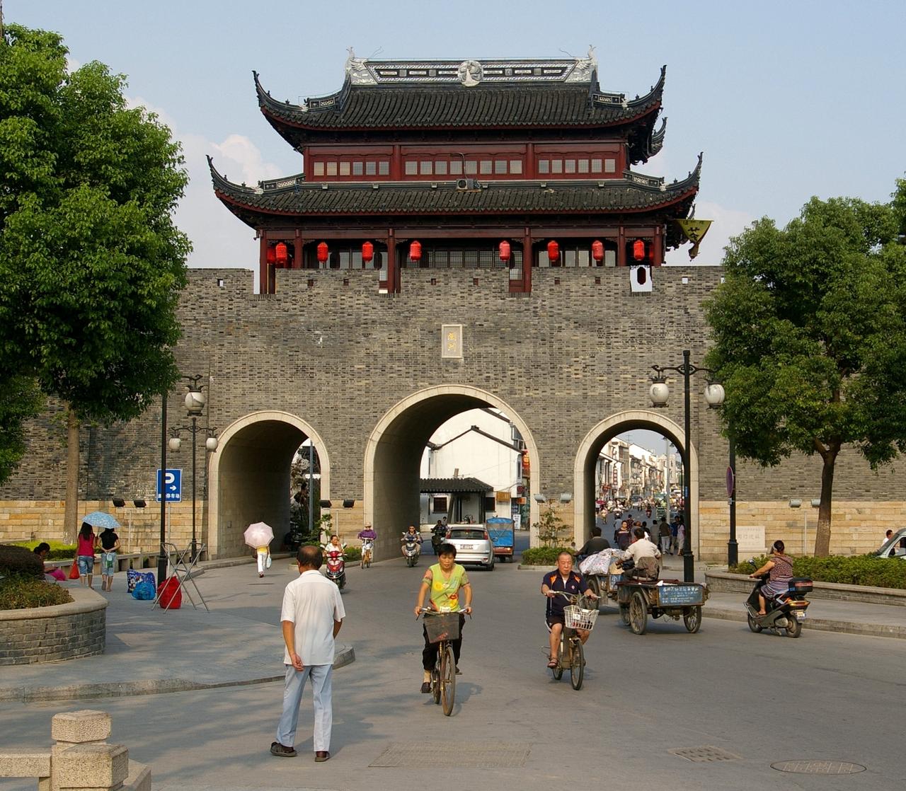从阊门城楼前方望向周边水道，可见城门与河道交织，远处水道通向不同方向