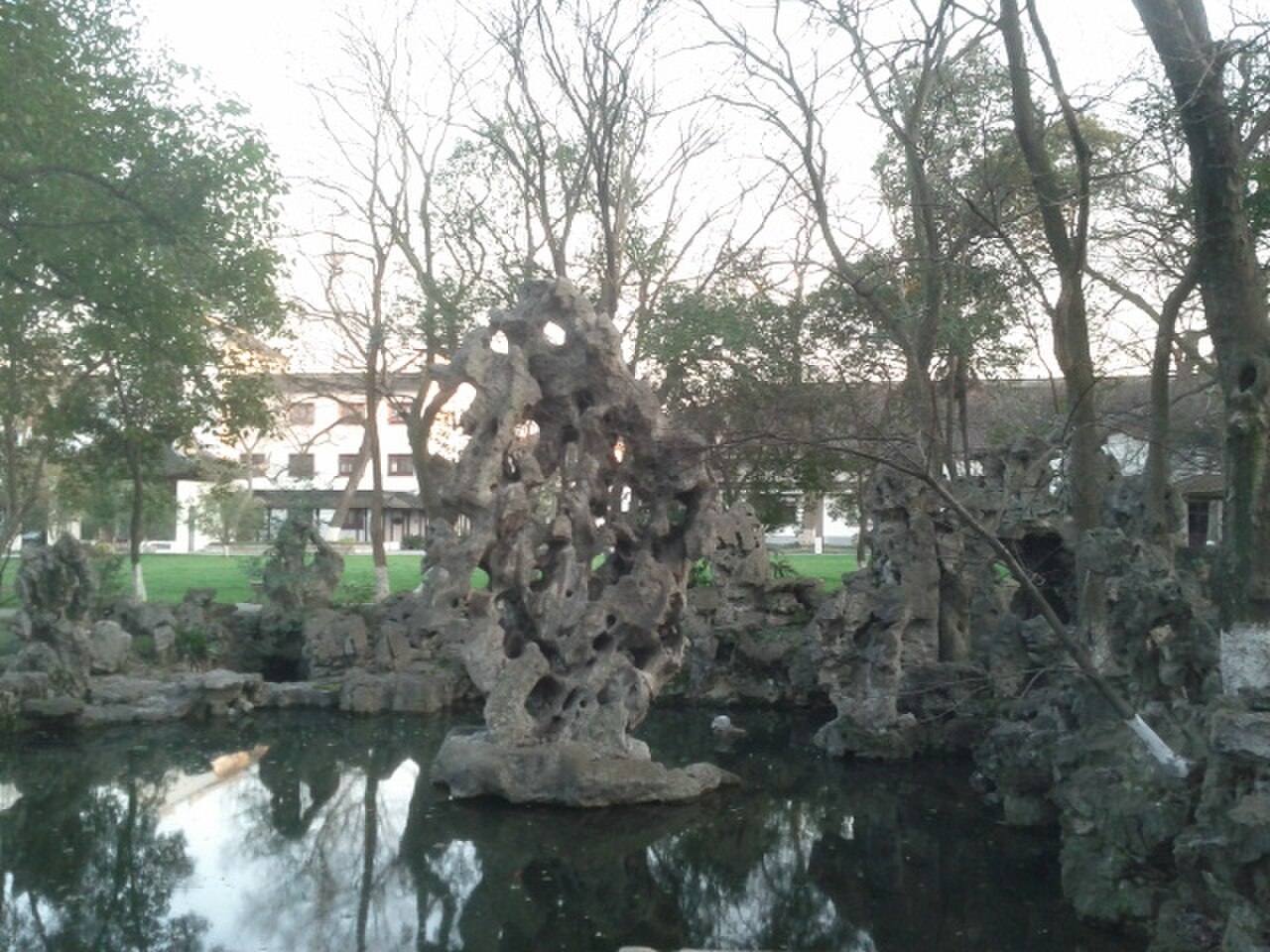 苏州织造署旧址的瑞云峰太湖石，北宋花石纲遗物，现位于苏州第十中学院内