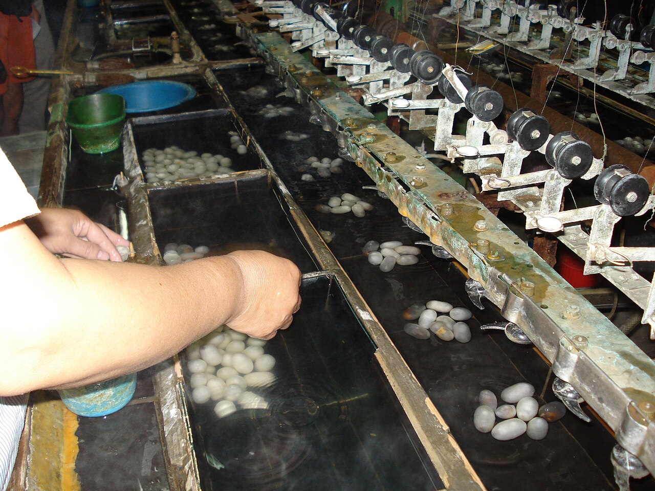 苏州丝绸博物馆展陈的近代铁木织机，展示了从手工织造到机械化的技术跃迁