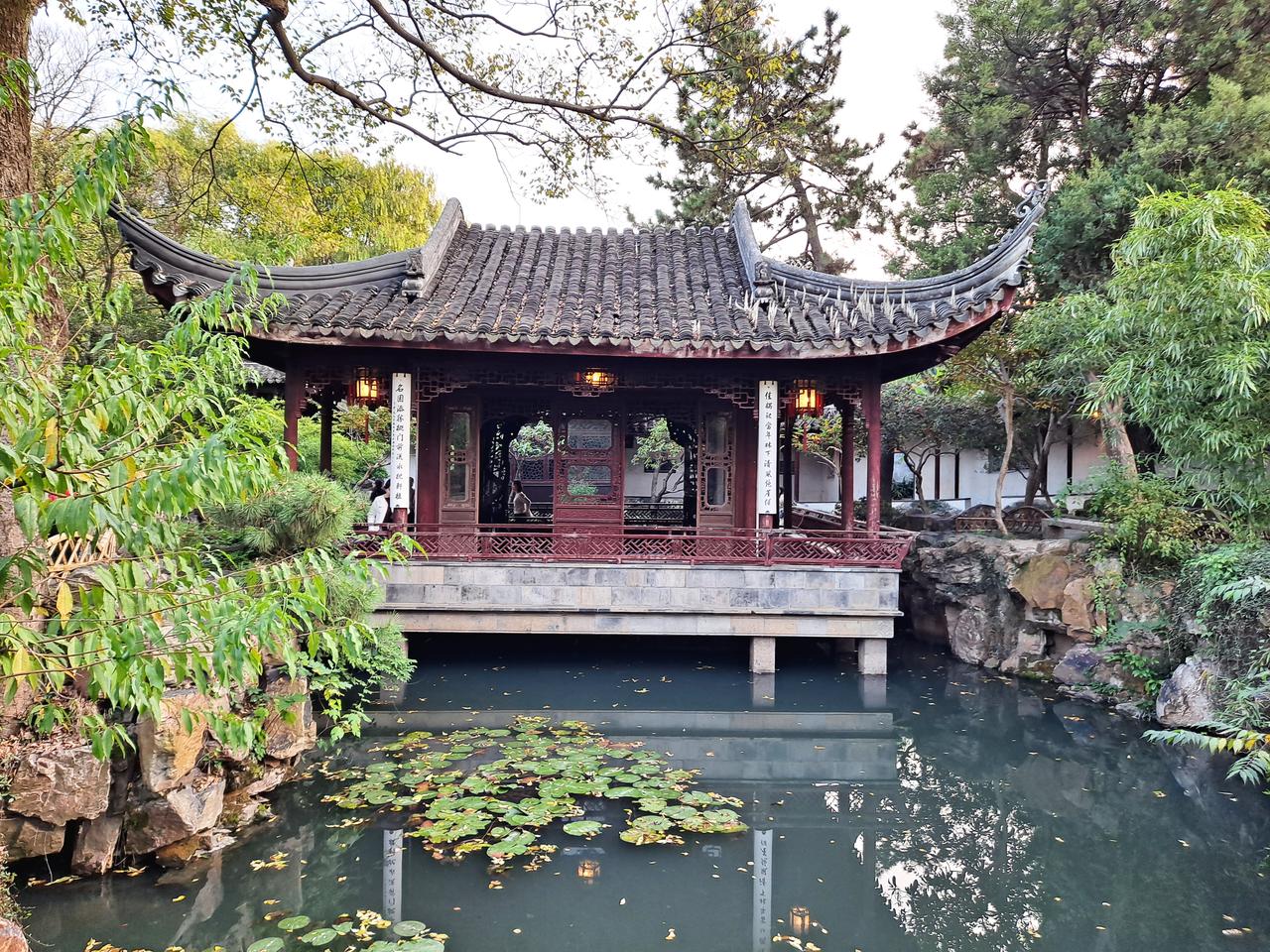 耦园园林建筑与庭院，可见临水建筑的布置方式