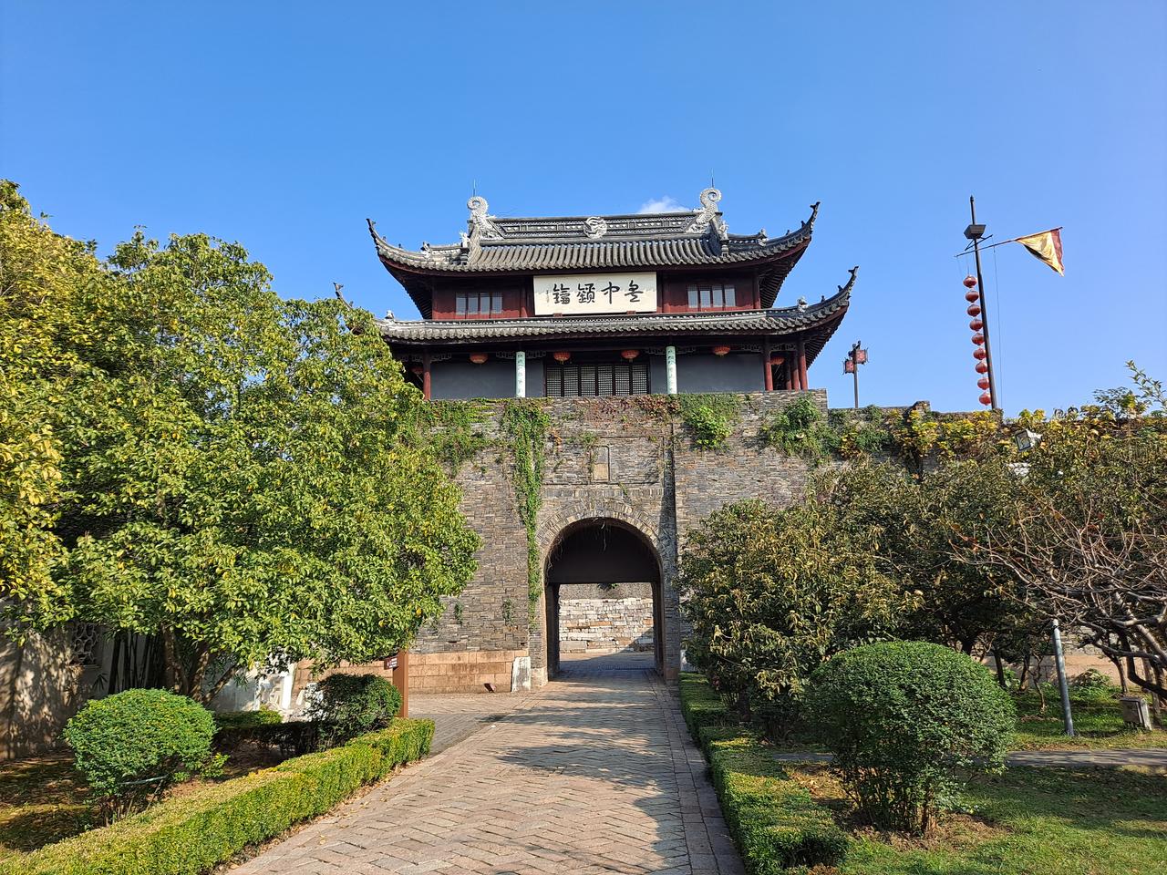 盘门陆城门外观：城楼下的拱门是陆路通道，紧邻的水门洞口稍远处可见