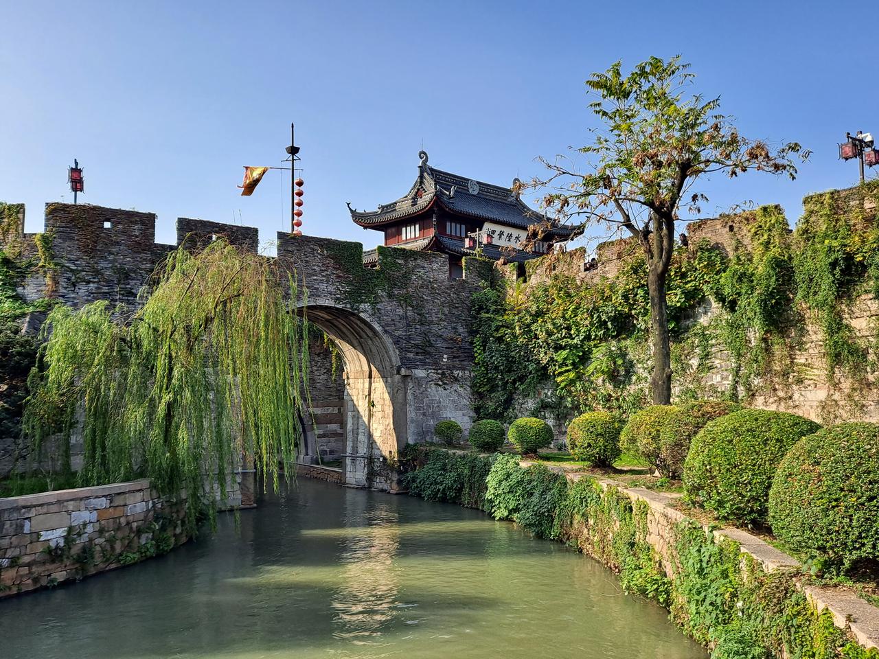 盘门水城门，两道闸门之间的水道，两侧砖石拱券清晰可见