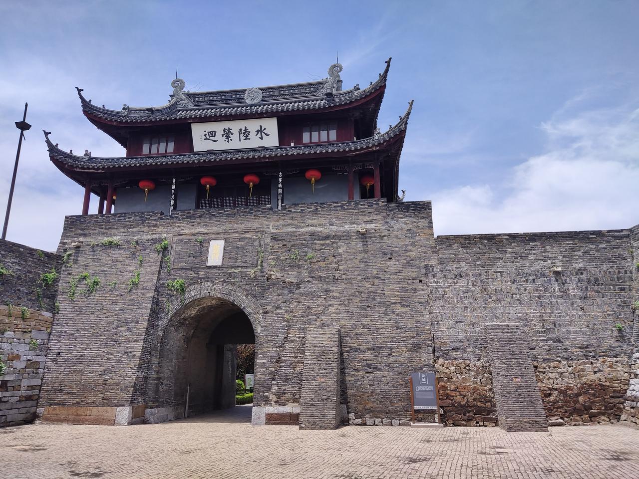 盘门瓮城：两道陆门之间的方形院落，城墙高 8.1 米