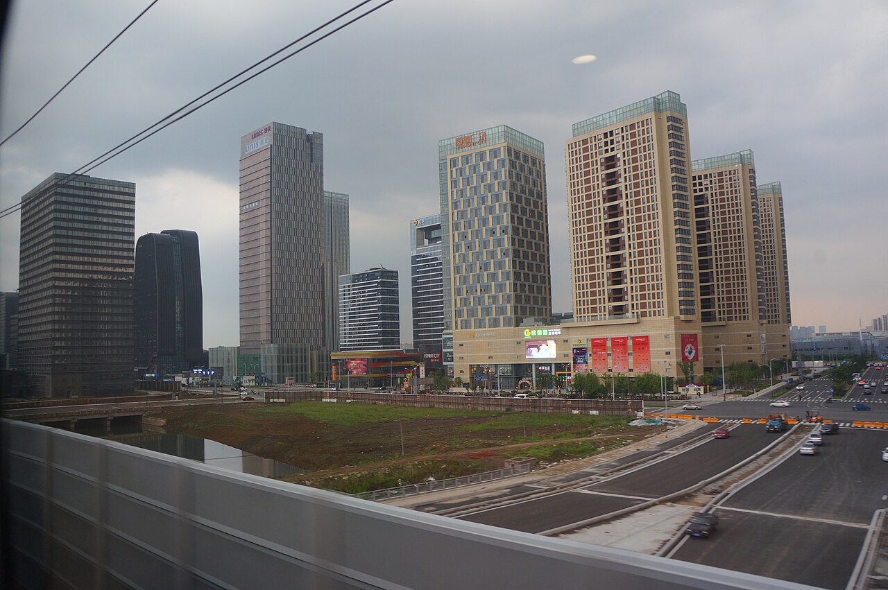 高新区天际线从运河西岸升起，过河后建筑高度和道路尺度同时突变
