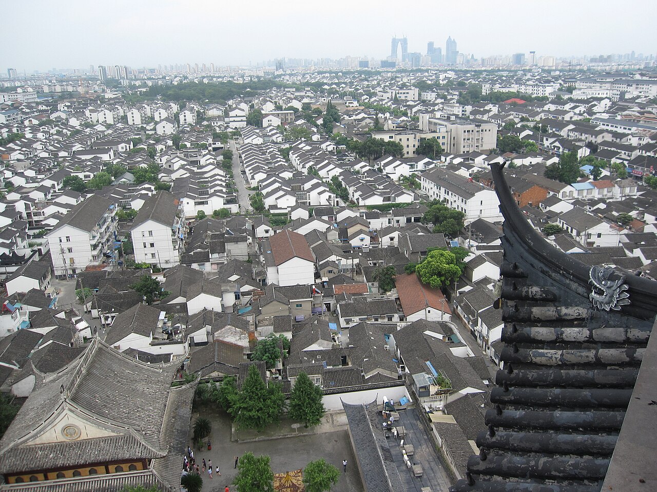 苏州古城护城河段的天际线分界：城内低矮灰瓦屋顶，城外高层现代建筑