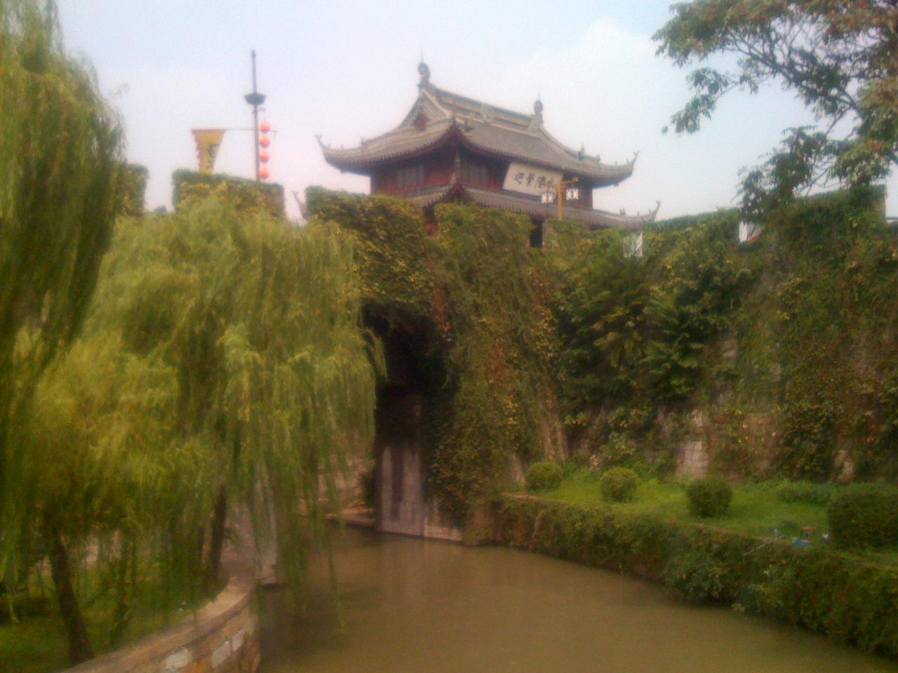 盘门水城门，可见河道穿城墙而过的门洞和两侧闸槽