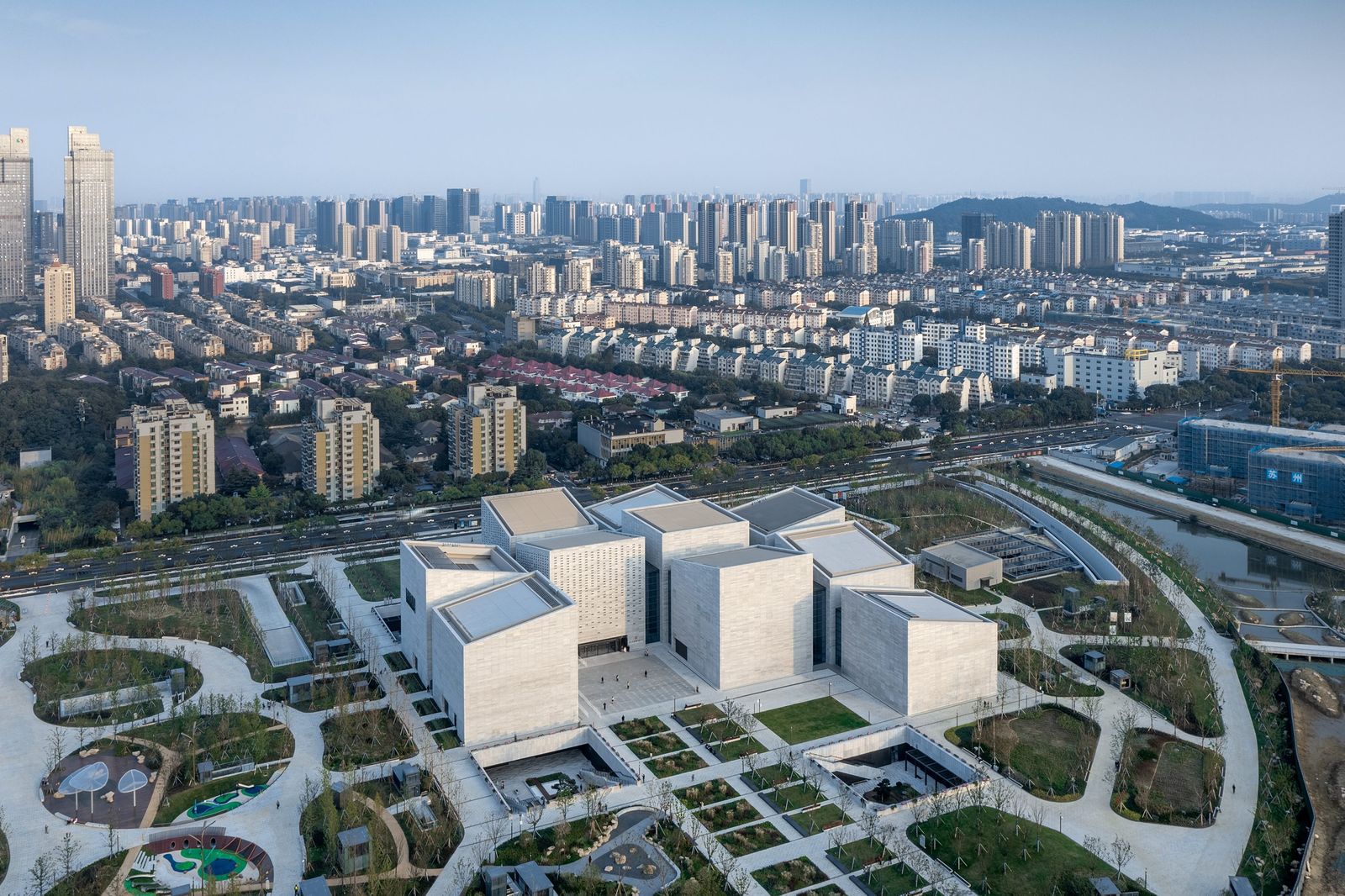 从狮山广场花园看西馆建筑群，白色立方体与景观融为一体
