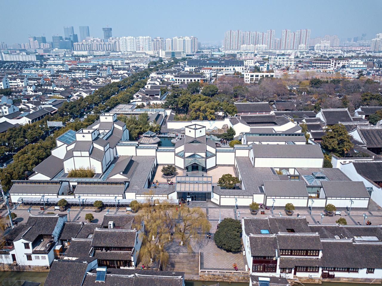 苏州博物馆本馆（贝聿铭设计，2006 年），白墙灰瓦的几何化庭院风格与西馆形成鲜明对照