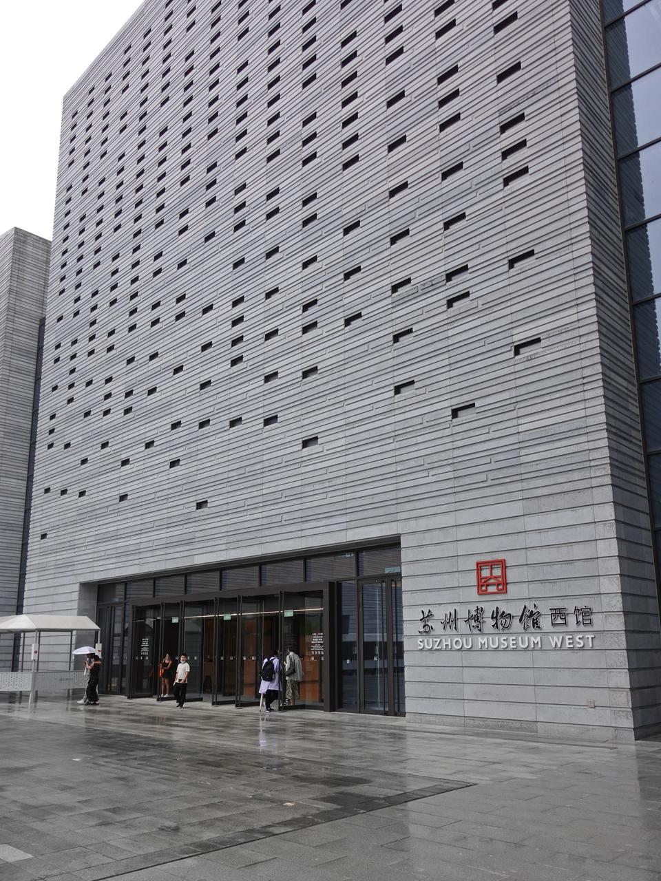 从狮山广场方向看，十座白色立方体组成的建筑群是博物馆留给人的第一印象