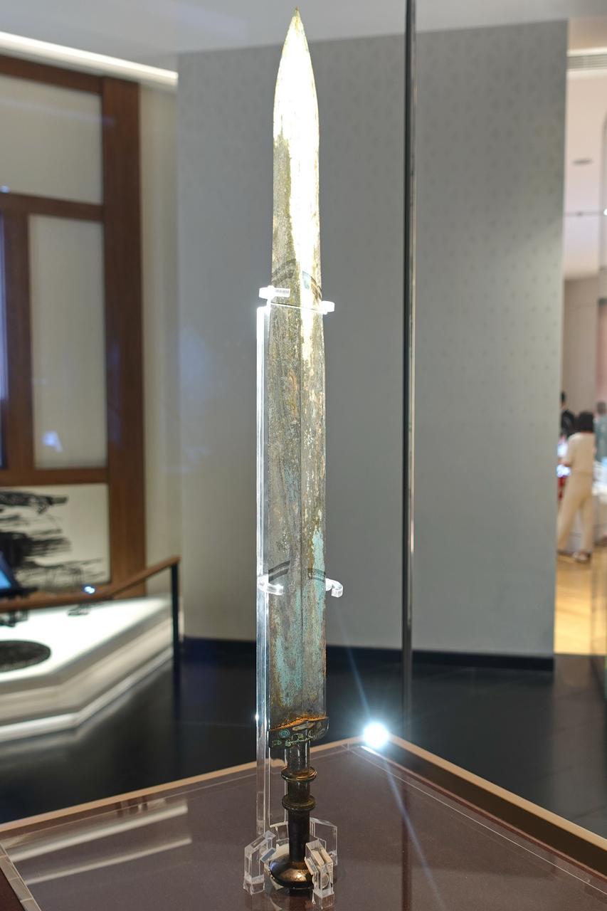西馆展出的吴王夫差剑，苏州本地出土，是西馆"纯粹江南"陈列的核心文物之一