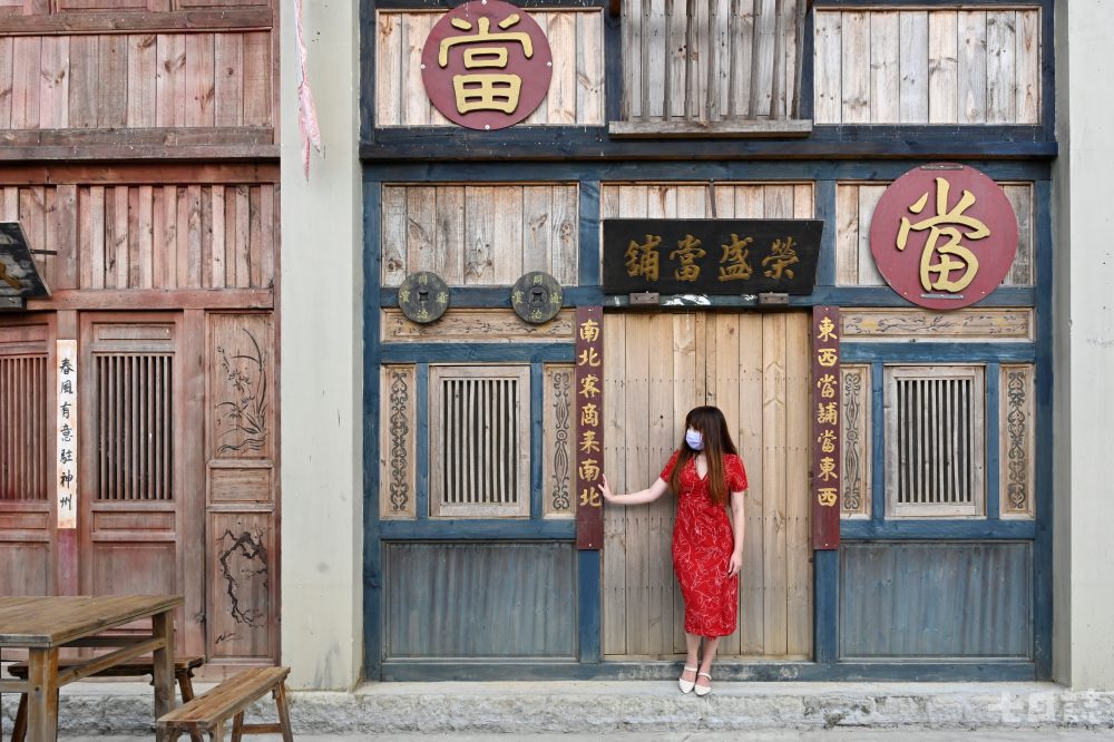 岸内影视基地的清代汉人市街场景：古色古香的街道与街屋