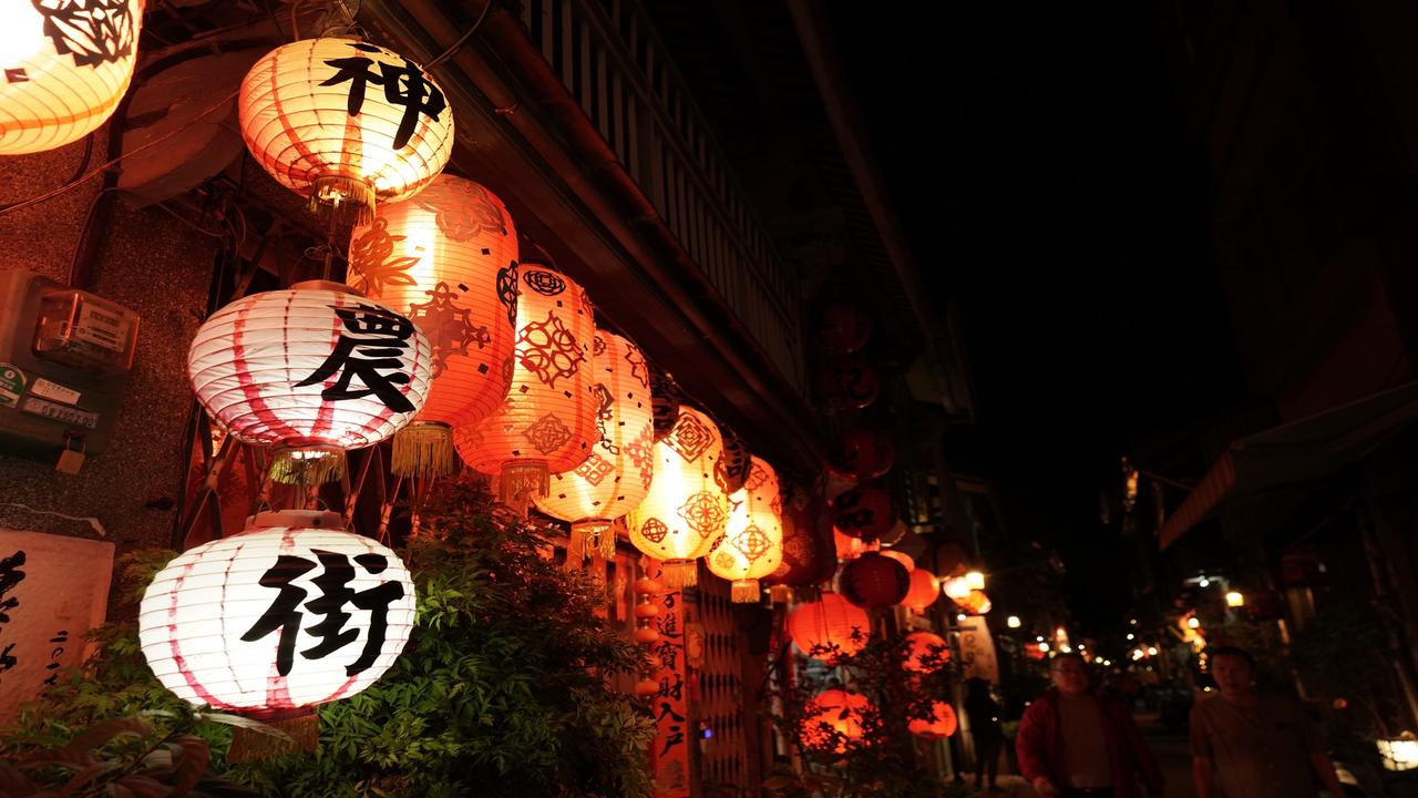 神农街东段街景：窄巷、灯笼与两层街屋